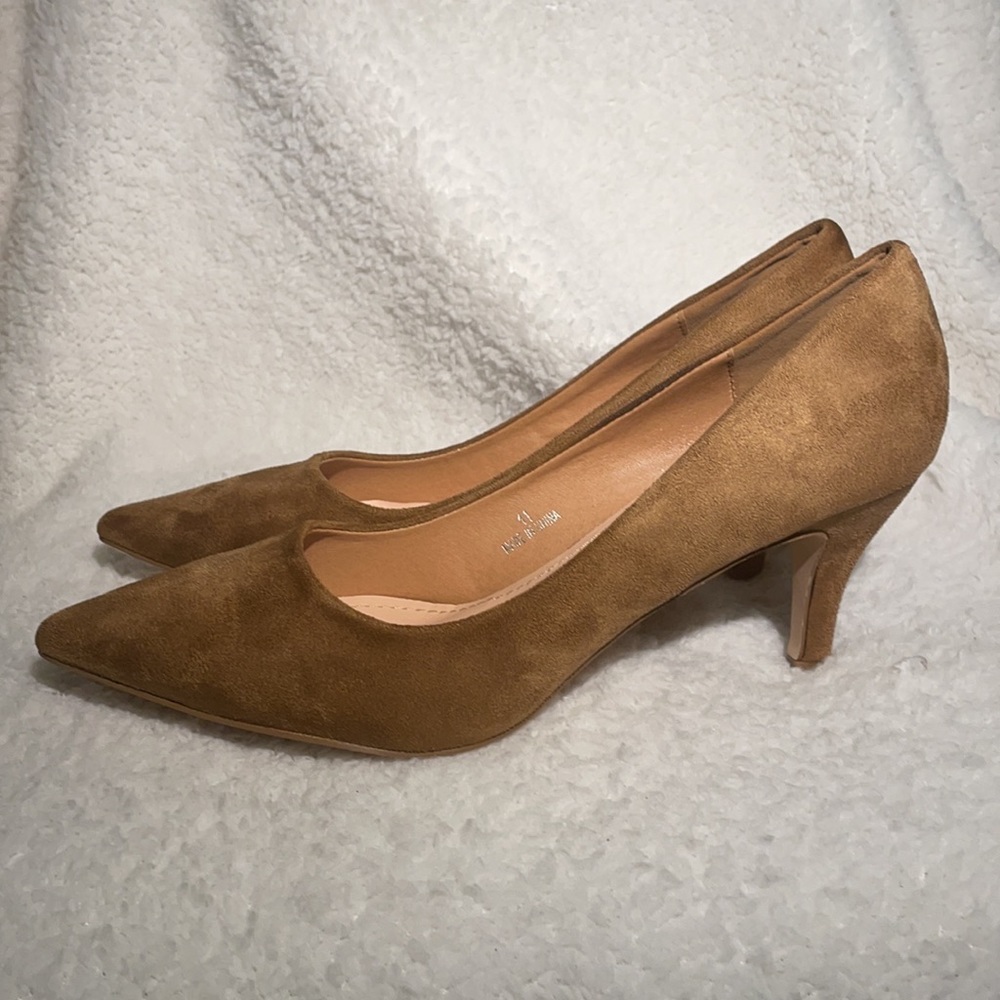 Women's Suede Pointed-Toe Pumps in Tan - Picture 4 of 7